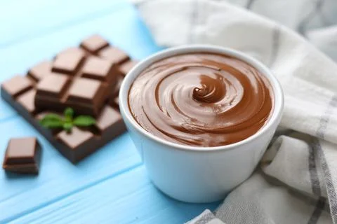 Chocolate paste with a bowl on a table. Foto stock
