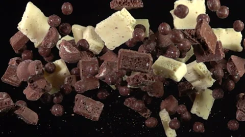 Chocolate pieces explosion. Slow Motion 1000fps 库存影片 152662837