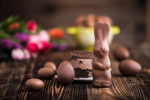 Chocolate rabbit and Easter eggs Foto stock