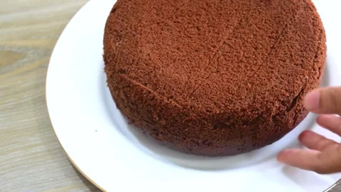 Chocolate sponge cake is being flipped 動画素材 137028742