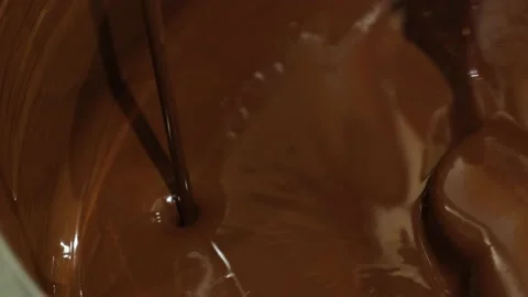 Chocolate tempering machine in the process. Vídeos de archivo 133409278