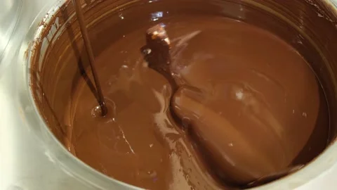 Chocolate tempering machine in the process of mixing ganache. Vídeos de archivo 133409340