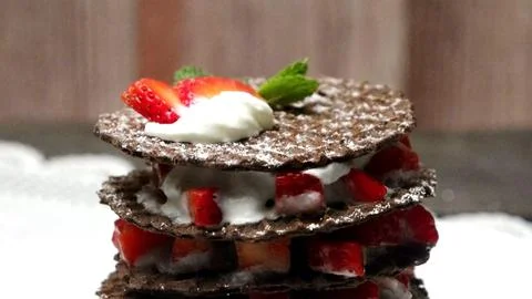 Chocolate wafer dessert stack with strawberries and cream Stockfoto's