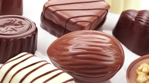  CHOCOLATES IN CLOSE UP TRACKING SHOT OVERHEAD Vidéo 62233033