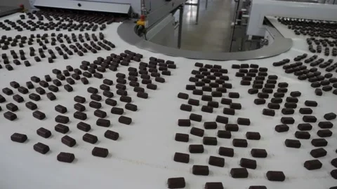 Chocolates moving along a conveyor line in a factory  Video stock 146161726