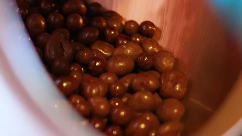 Chocolates spinning in a candy machine at a sweets factory Vidéo 252383629