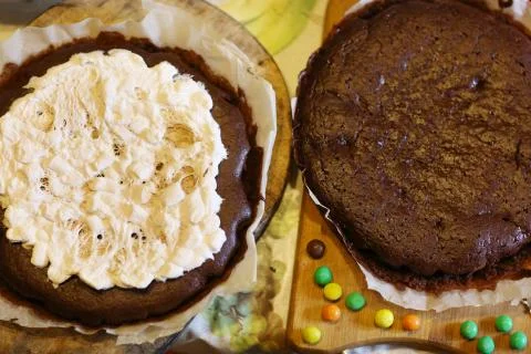 Chokolate dough for cake in cooking process with murshmellow filling and colo Stock-Fotos