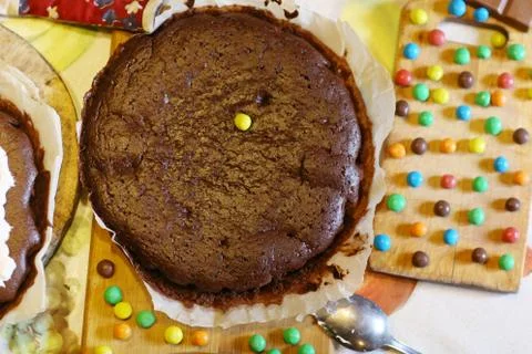 Chokolate dough for cake in cooking process with murshmellow filling and colo Stock Photos