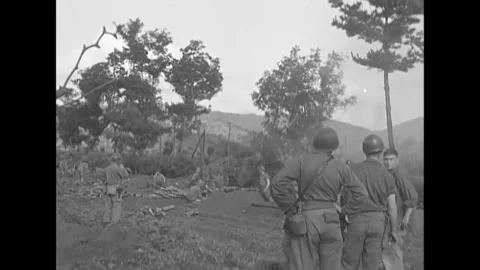 CHONAN - 1950 - A howitzer crew fires on the village of Chonan, Korea. Vidéo 277328665
