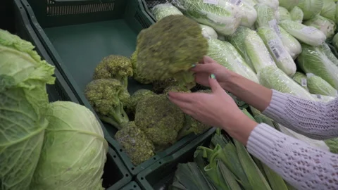 Chooses the broccoli on the market Stock-Footage 95400848