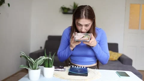 Choosing between a healthy salad and a high calorie chocolate bar becomes a dail Vidéo 341235867