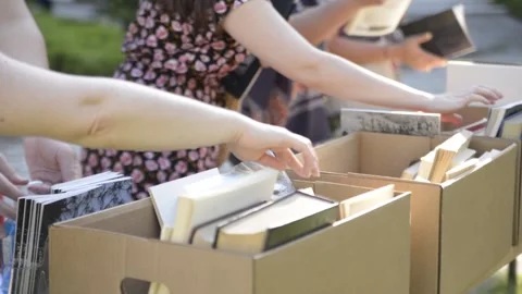 Choosing books Vídeo Stock 139761629