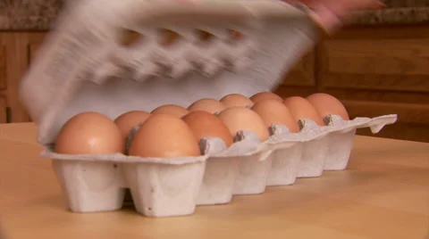 Choosing Egg from Carton Vidéo 42131421