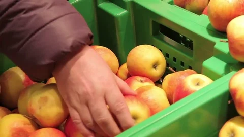 Choosing fresh apple 库存影片 85363204