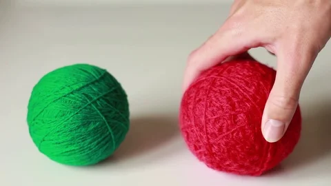 Choosing a right yarn ball 動画素材 76039305