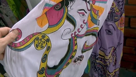 Choosing t-shirts in the store 스톡 동영상 117635249