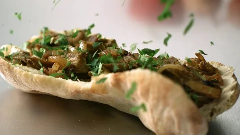   choped chopped parsley drop on beef sandwich Stockbeeldmateriaal 81806887