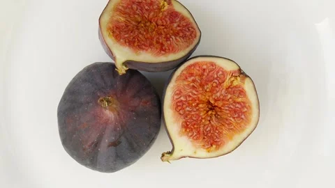 Chopped figs on a plate. Video stock 328652080