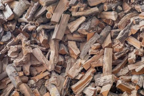 Chopped firewood on a stack. Background of dry chopped firewood logs in a pil Foto stock