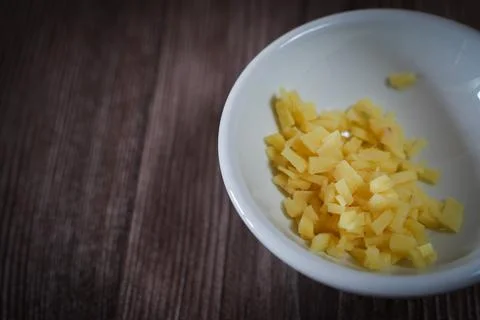 Chopped Ginger Pieces on Clean Surface Highlighting Culinary and Health Con.. Foto stock