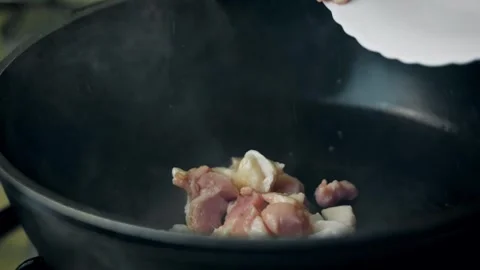 Chopped lamb tail fat added to hot cauldron, sizzling and splattering, close up Stock-Footage 331639004