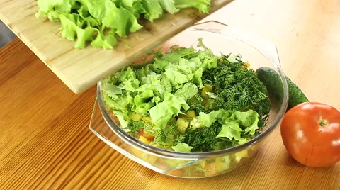 Chopped lettuce falling into bowl Vídeo Stock 66440710