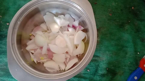 Chopped Onion on a Plate Vídeos de archivo 346990314