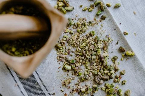Chopped pistachio nuts over a rustic dish towel Fotos de archivo