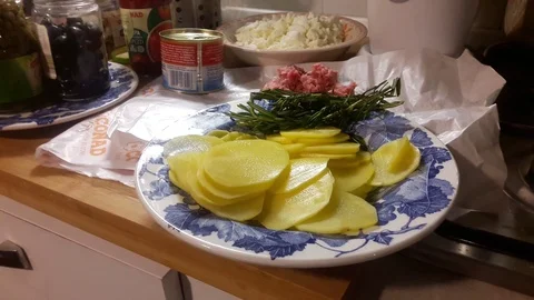 Chopped potatoes in the kitchen Vídeos de archivo 127044779