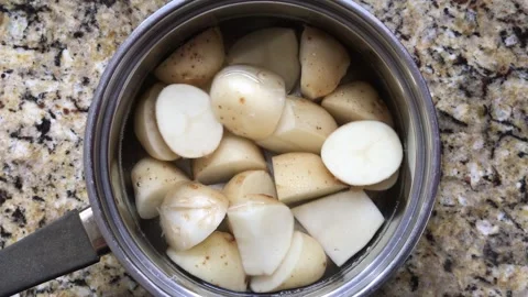 Chopped potatoes in a pan of water Video stock 265012628