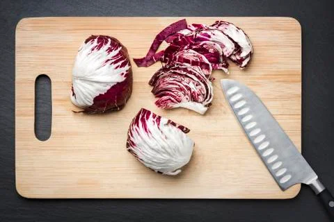 Chopped red cabbage on a cutting board. Stock-Fotos