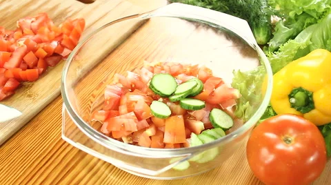 Chopped red tomato falling into bowl Vídeo Stock 66440316