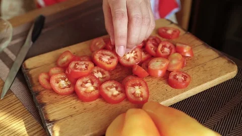 Chopped tomato on a board Vídeo Stock 77571740