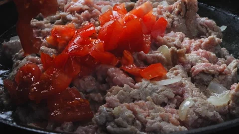 Chopped tomato falls into the minced beef with onions for bolognese. Medium.. 库存影片 264060606