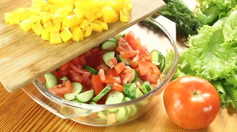 Chopped yellow bell pepper falling into bowl Vídeo Stock 66440605