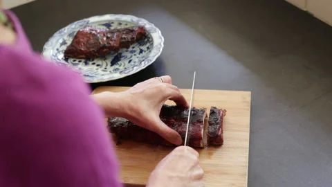 Chopping BBQ Ribs 스톡 동영상 233001514