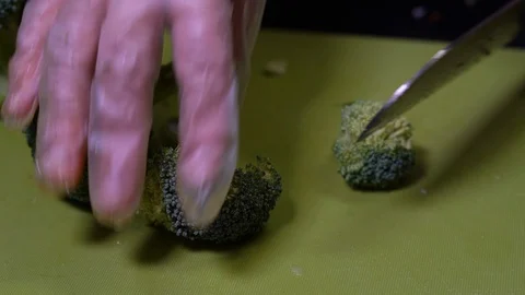 Chopping broccoli Stock-Footage 111329642