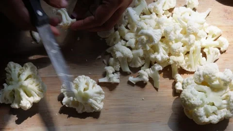 Chopping cauliflower 스톡 동영상 332588114