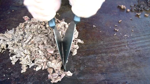 Chopping A Cheese Steak On A Griddle Vidéo 97057790