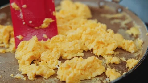 Chopping an egg omelet in a frying pan Stock-Footage 249079929