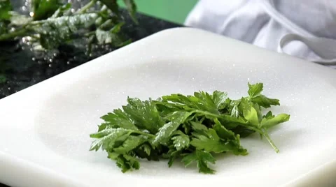 Chopping flat-leaf parsley Video stock 8573692