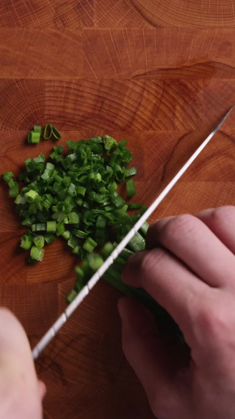 Chopping Fresh Green Onion Close Up Vertical Top View Vídeos de archivo 336569911