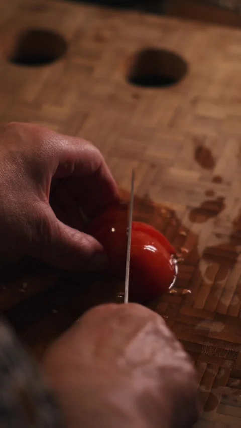 Chopping fresh tomatoes. 動画素材 345664536