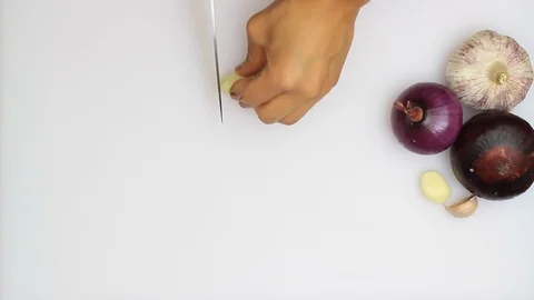 Chopping Garlic Stockbeeldmateriaal 122743670