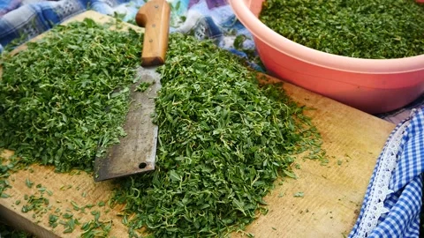 Chopping madimak grass with rows, making a delicious madimak meal, madimak .. Vídeo Stock 242328654