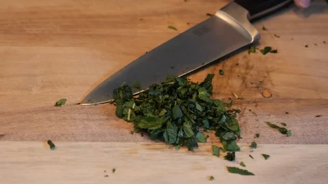 Chopping mint leaves Vídeo Stock 123800363