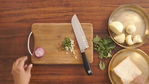 Chopping OnionTop Angle Stockbeeldmateriaal 76960534