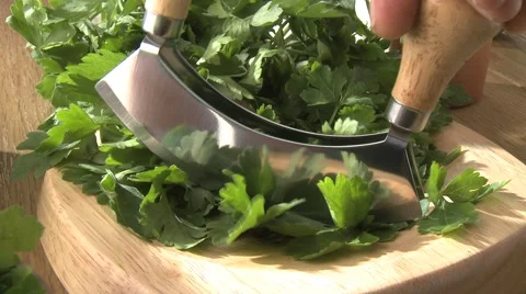 CHOPPING PARSLEY ON A BOARD Vidéo 58942614
