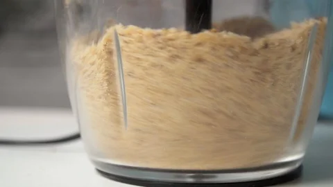 Chopping peanuts to make peanut butter close up slow motion Vídeos de archivo 122516655