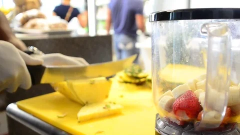 Chopping pineapple Vídeos de archivo 78547281